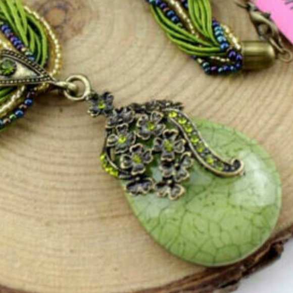 Beautiful Faux JADE & CRYSTAL PENDANT NECKLACE Multi Strand Seed Bead Chain - Picture 2 of 4